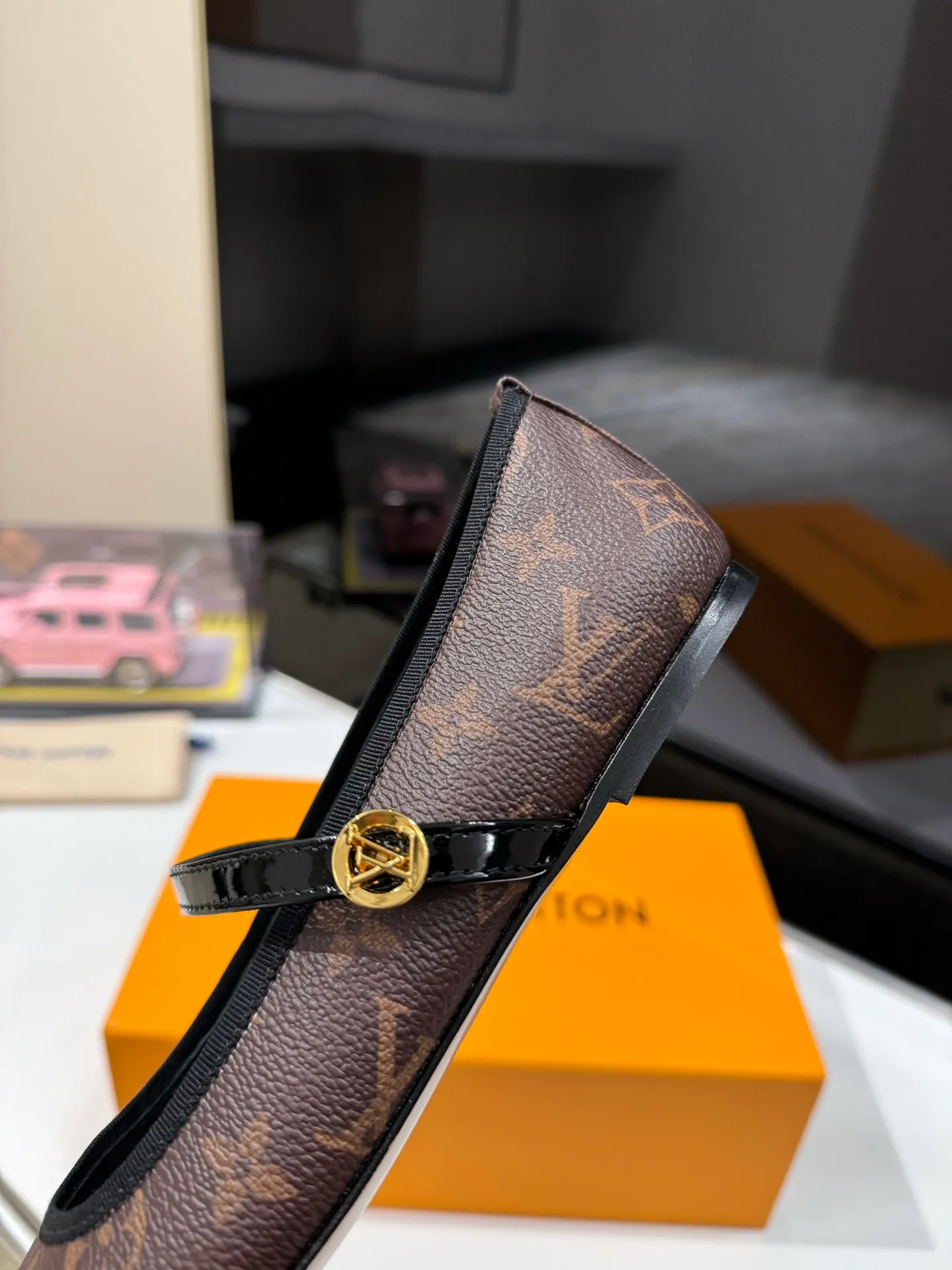 👟👟Ex-factory price 600👟👟 👟👟LV | Louis Vuitton 25𝐬𝐬 🧡💚2025 early spring new top version‼ ️The original version is the same. The counter specializes in the latest ROMY flat ballet shoes. Hard goods are new🆕 ❥Purchase level! Full of high-end feel! A popular model among bloggers at home and abroad, it’s retro and fashionable and looks amazing on your feet! Mainly recommended models on the official website★ ✅Upper: Highly customized denim/lambskin/presbyopia leather ✅Inner lining: imported sheepskin lining ✅Outsole: original Italian leather outsole ✅Shoe size: 35-39 (customized for 40, 41, 42) ✅Packaging: full set of exquisite packaging